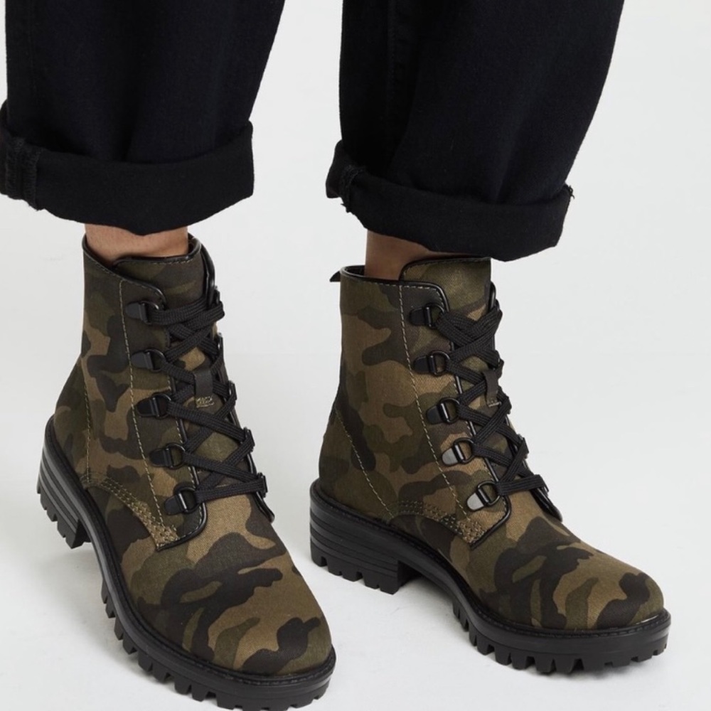 KENDALL & KYLIE WOMEN'S CAMO COMBAT MOTO BOOTS 7/7.5 STREET WEAR GRUNGE MILITARY